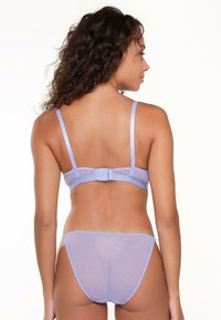 Lavender lingerie set met een transparante mesh beha met verstelbare bandjes en een haak-en-oogsluiting, gecombineerd met bijpassende bikini slips.