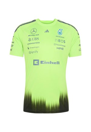 Maglietta da corsa verde neon con sfumatura nera nella parte inferiore e diversi loghi di sponsor tra cui Mercedes AMG, Petronas, INEOS, UBS ed Einhell.