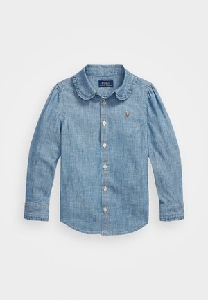 Hellblaues Denimhemd mit Rüschensaum, langen Ärmeln und kleinem gesticktem Logo auf der Brust. Frontverschluss mit fünf Knöpfen.