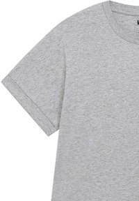 T-shirt grigio a maniche corte con scollo a girocollo realizzato in un tessuto morbido e texturizzato. Le maniche della maglietta presentano orli leggermente arrotolati.
