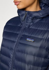 Patagonia RECYCLED SWEATER PARKA - Dūnu mētelis - sunken blue