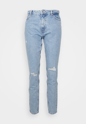 Jeans de mezclilla de un azul claro con cintura alta, corte ajustado y detalles desgastados con parches deshilachados en ambas piernas. Diseño clásico de cinco bolsillos.