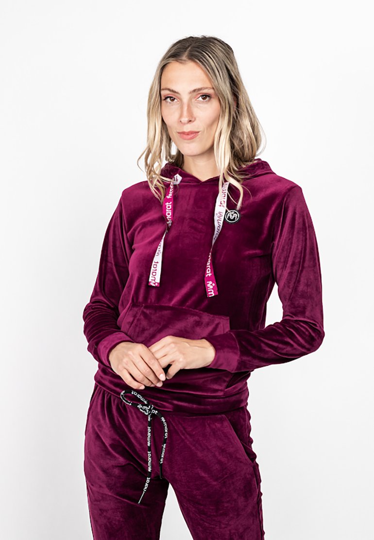 Syväpurppura samettinen huppari, jossa on kengurupocket, nauhat brändin logolla ja pehmeä rakenne.