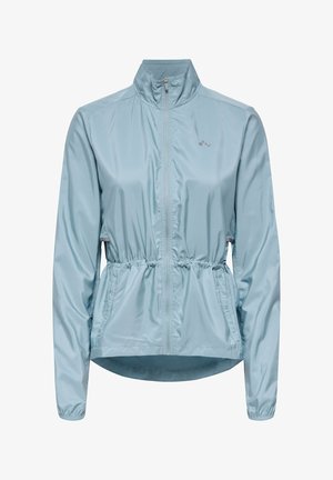 Lyseblå jakke med glidelås foran, laget av blankt, glatt stoff, med innsvingt midje og høy krage for justerbar passform.