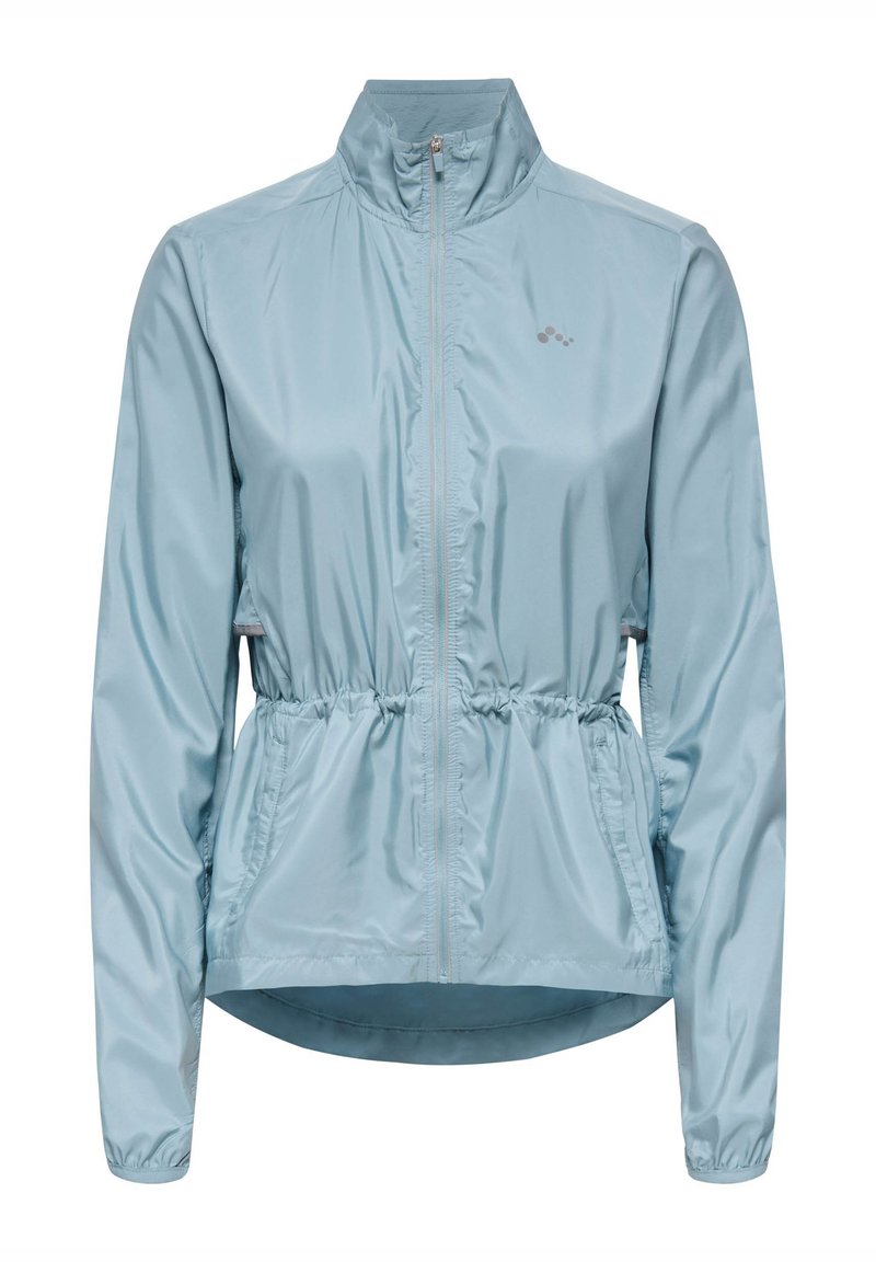 Veste bleu clair à fermeture éclair à l'avant, fabriquée en tissu brillant et lisse, avec une taille froncée et un col haut pour un ajustement réglable.