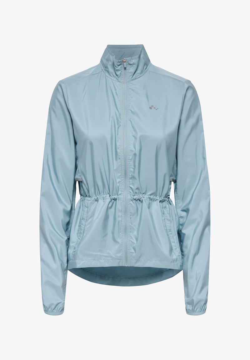 Veste bleu clair à fermeture éclair à l'avant, fabriquée en tissu brillant et lisse, avec une taille froncée et un col haut pour un ajustement réglable.