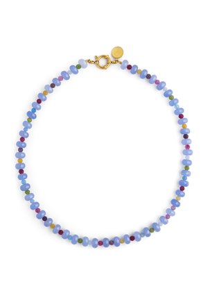 Collana con perle lisce rotonde azzurro chiaro alternate a perle più piccole multicolore, rifinita con chiusura tonda in oro e ciondolo.