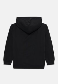 Svart hettegenser laget av myk stoff, med snor i hetta, lange ermer og ribbestrikkede mansjetter og hem. Ingen synlige logoer eller dekorasjoner.