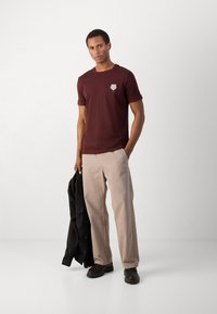 Antony Morato SLIM FIT  WITH INJECTION LOGO PATCH EFFECT - T-shirts print - dark cherry