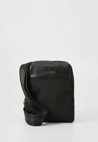 Borsa a tracolla Valentino nera con sezione superiore in pelle, corpo in tessuto e tracolla regolabile con logo, su sfondo bianco neutro.