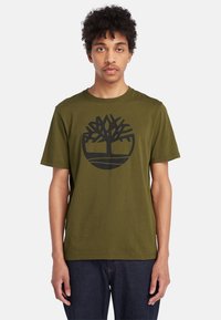 Timberland KENNEBEC RIVER TREE LOGO SHORT SLEEVE - Triko s potiskem - dark olive