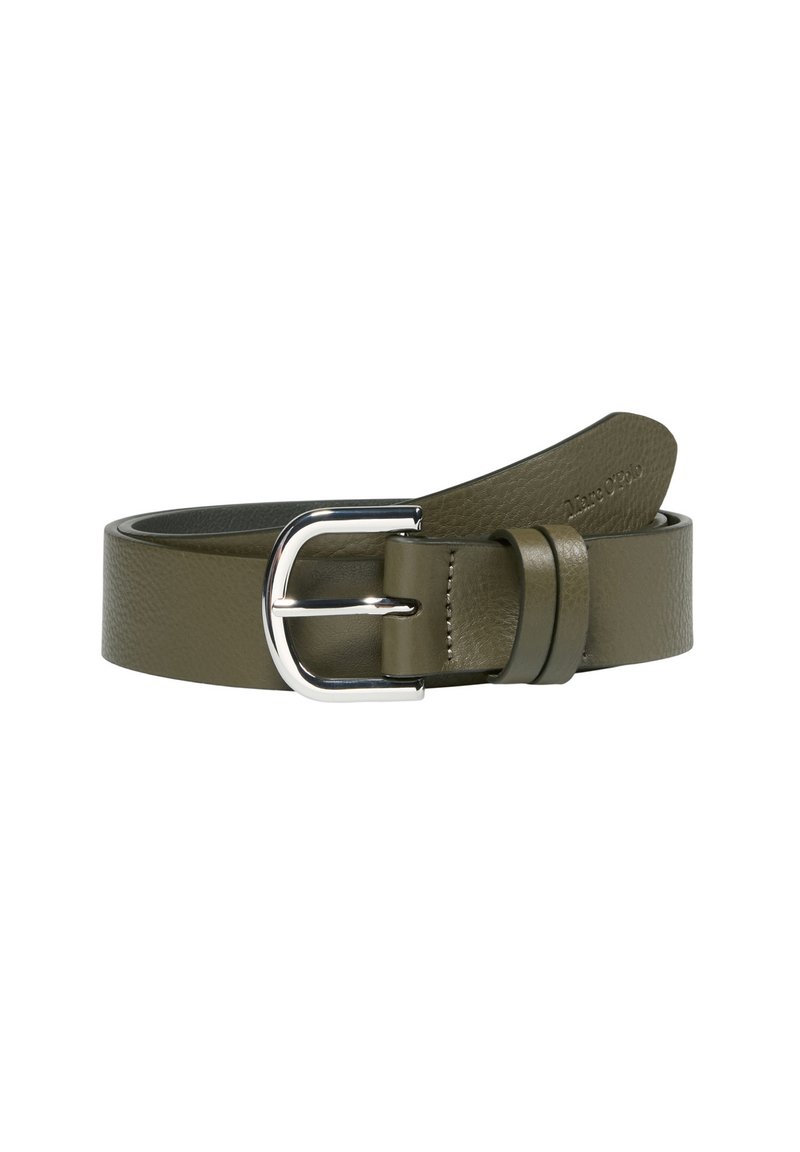 Olijf groen leren riem met een zilveren metalen gesp, een soepele textuur en een enkele riemlus voor aanpassing.