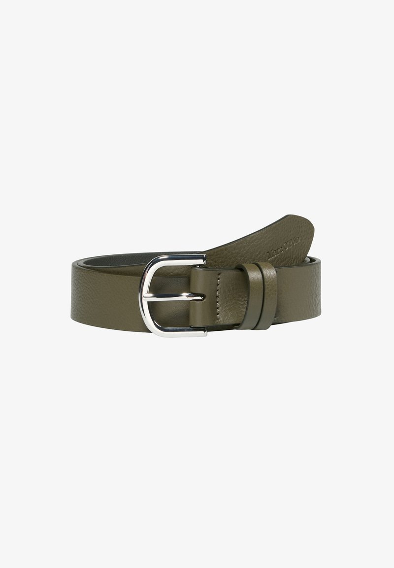 Olijf groen leren riem met een zilveren metalen gesp, een soepele textuur en een enkele riemlus voor aanpassing.