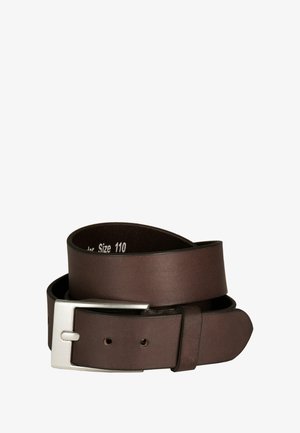 Bruine leren riem, gladde textuur, zilveren metalen gesp, maat 110, met verschillende gaten voor aanpassing, opgerold in een lus.