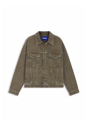 Giacca denim da uomo verde oliva con bottoni, due tasche con patta sul petto e tasche laterali, etichetta HUGO marchiata all'interno del colletto.