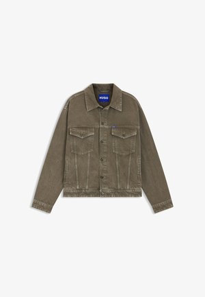 Giacca denim da uomo verde oliva con bottoni, due tasche con patta sul petto e tasche laterali, etichetta HUGO marchiata all'interno del colletto.