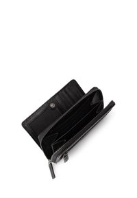 Mustassa nahkab_logoutilla, jossa on vetoketju, useita korttipaikkoja ja sisätekstyyri. Ominaisuudet sileä pinta ja pieni etiketti.