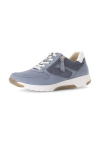 Baskets de sport bleu clair avec tige en cuir et maille, détails perforés, lacets blancs et accent zippé sur le côté. Semelle en caoutchouc.