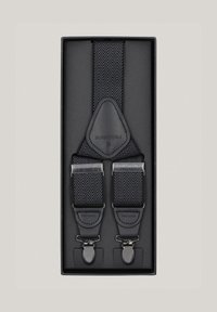 Czarne szelki w jodełkę z skórzanymi akcentami i metalowymi klipsami, zaprezentowane w prostokątnej czarnej pudełku. Trwały materiał tekstylny, nowoczesny design.