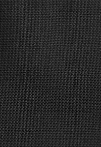Schwarzer gewebter Stoff mit einer dichten, strukturierten Oberfläche und einem einheitlichen Muster. Geeignet für verschiedene Anwendungen wie Polsterung oder Accessoires.