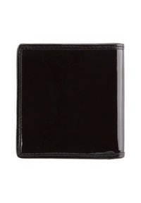 Billetera de charol negro, diseño bifold, textura suave, esquinas redondeadas y bordes cosidos. Acabado simple y brillante sin logos visibles.