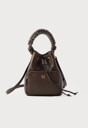 Borsa a secchiello in pelle marrone con manico intrecciato e accessori in oro. Include una tasca frontale e chiusura a coulisse. Spallaccio regolabile.