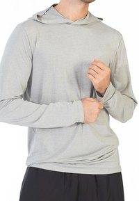 Lichtgrijze hoodie met lange mouwen en een gestructureerd ribbelpatroon. Heeft een relaxte pasvorm en een voorzak met kangoeroe-design.