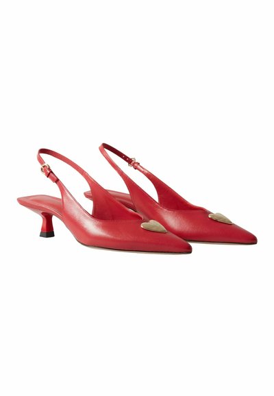 Zapatillas de charol rojas con tacones de gato y puntera afilada, con adornos en forma de corazón dorado en la parte superior.