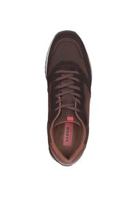 Sneaker in pelle marrone con accenti in suede marrone scuro, punta arrotondata, lacci frontali e etichetta interna rossa. Materiali texturizzati e colori a contrasto.