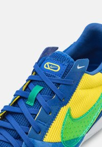 Nike Performance STREETGATO - Sapatilha de treino - game royal/yellow strike/stadium green