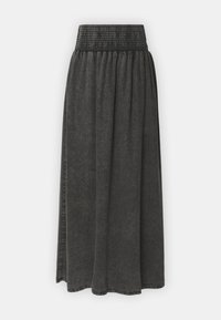 Jupe maxi en denim noir avec taille smockée, silhouette A-line fluide, ourlet brut et tissu texturé. Convient pour une tenue décontractée.