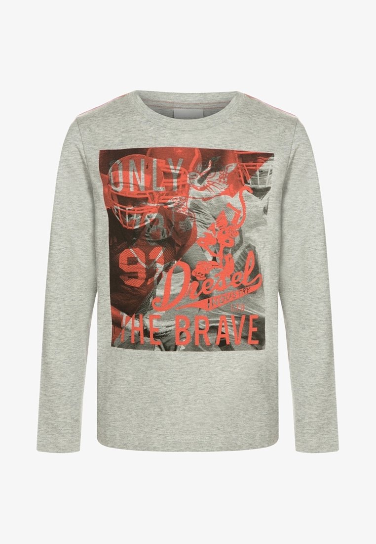 Šedé triko s dlouhým rukávem, které má výrazný červený grafický potisk s textem a obrázky, ztvárňující sportovní téma a logo značky.