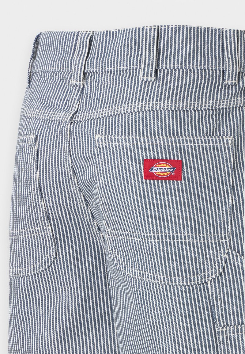 Blau-weiß gestreifte Hose mit vertikalen Streifen, Gesäßtaschen und einem roten Dickies-Markenlabel an der rechten Tasche.