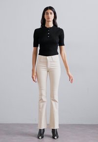 Mother THE WEEKENDER SNEAK - Bootcut-farkut - off-white