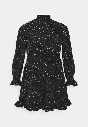 Zwarte mini-jurk met lange mouwen, voorzien van een wit sterrenpatroon, hoge gerimpelde halslijn, tailleband en gerimpelde zoom en manchetten.