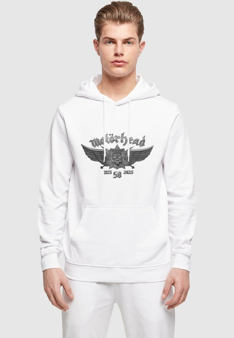 Witte hoodie met een buidelzak, voorzien van een zwarte grafische print van een schedel met vleugels en de tekst "Motörhead". Katoenen materiaal.