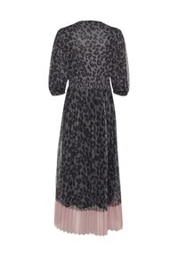 Plisované šaty z průhledné černé látky s leopardím potiskem. Smockovaný pas, nabírané rukávy a jemný růžový přechod na spodním lemu.