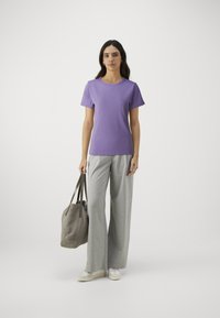 HUGO DELORIS - T-shirts - open purple