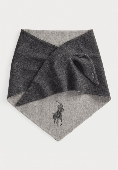 Grå ullblandingsskjerf med en brettet design, med en mørkere grå topp og en lysere grå bunn. Inkluderer en svart polo-spiller logo detalj.