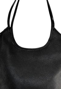 Zwarte neplederen schoudertas met een gladde textuur, brede schouderbanden en een ronde silhoet. Beschikt over een minimalistisch ontwerp.