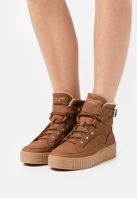 Tommy Hilfiger Bottines à plateau - cognac