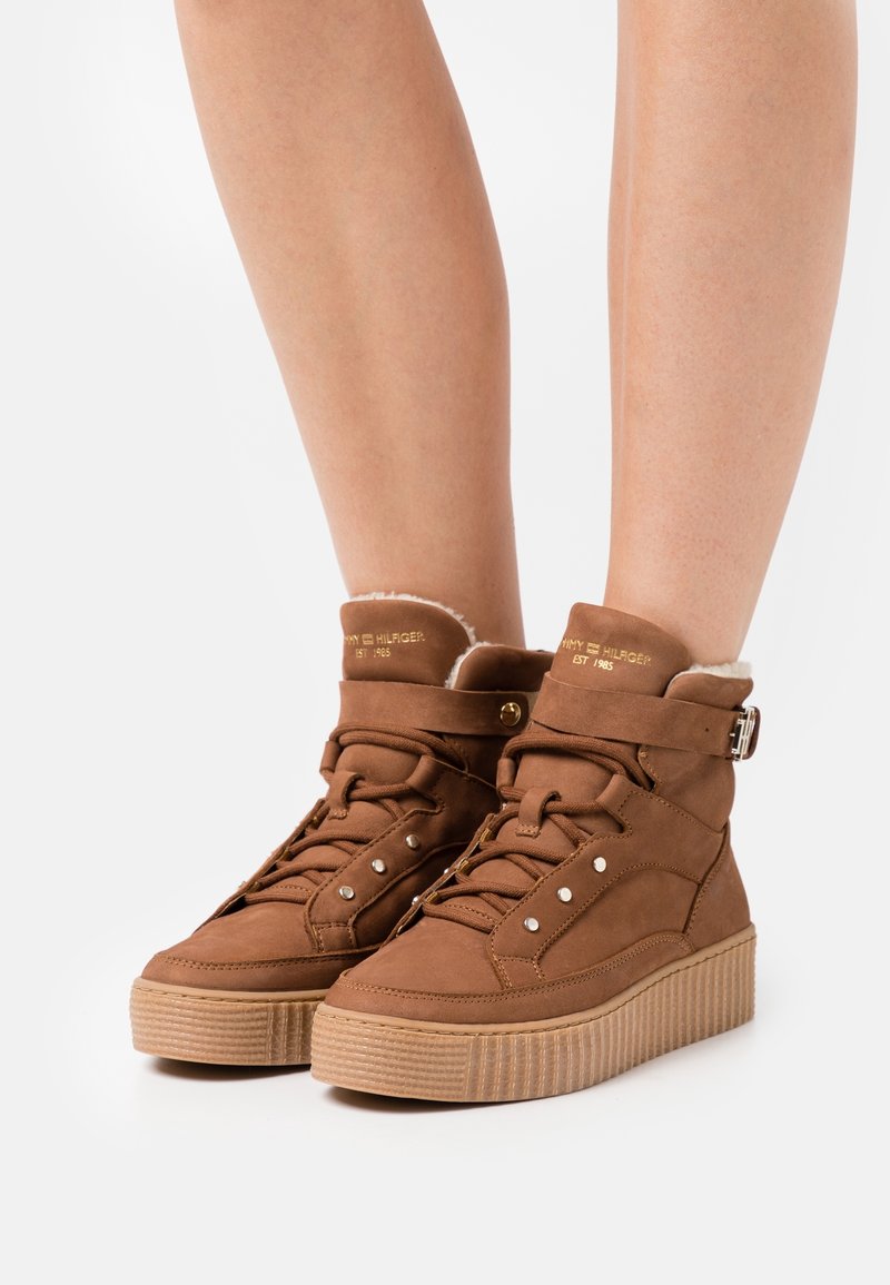 Tommy Hilfiger Bottines à plateau - cognac