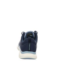 Scarpa da corsa in rete blu navy con tomaia testurizzata, suola intermedia bianca e accenti blu. Presenta un tab sul retro per il sollevamento e il marchio sul retro.