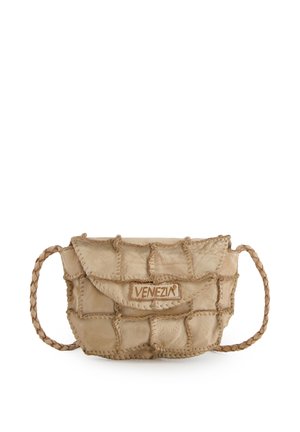 Beige patchwork læder crossbody taske med flettet rem og klaplukning mærket "Venezia."