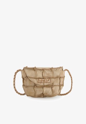 Beige patchwork læder crossbody taske med flettet rem og klaplukning mærket "Venezia."
