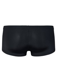 Schwarze Badeshorts mit glatter Textur und figurbetontem Design, versehen mit horizontalen Rippmustern und einem tiefen Taillenschnitt.