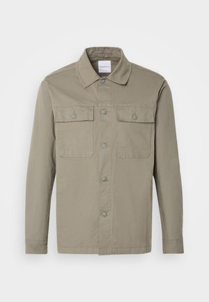 Lys khaki knappet skjorte, bomullsblanding, lange ermer, to brystlommer med klaffer, klassisk krage, glatt tekstur og minimalistisk design.