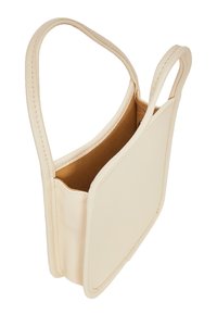 Borsa in similpelle color crema con forma rettangolare, dotata di spalline sottili e una superficie testurizzata. L'interno è marrone e privo di scomparti.