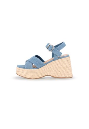 Sandalias de cuña de denim azul con correas cruzadas, correa ajustable en el tobillo y plataforma de yute trenzado. Punta redondeada y suela texturizada.
