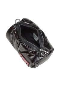 Črn, sijoč pokrov z zadrgo in oblazinjenim dizajnom. Notranjost ima oblogo iz blaga; zunanjost ima logotipni značko v rdeči in črni barvi.